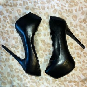Black Steve Madden platform pumps